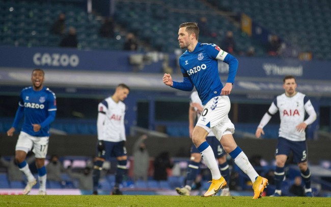 着这位年轻 着这位年轻